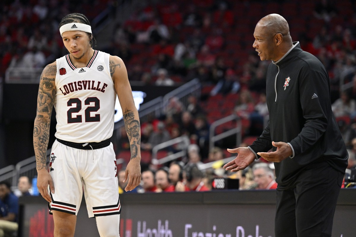 Louisville Cardinals head coach Kenny Payne talks with guard Tre White (22) during the second half against the Chattanooga Mocs at KFC Yum! Center. Chattanooga defeated Louisville 81-71.
